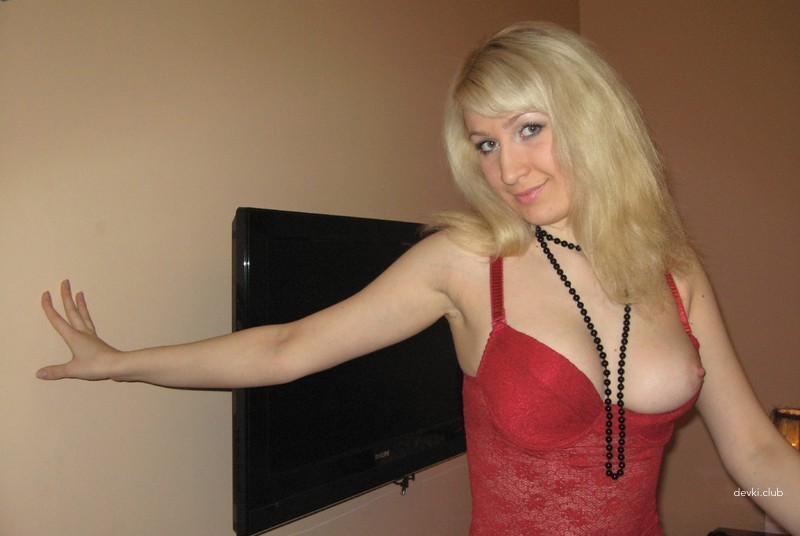 Explosive Blonde Bombshell with Hot Body Amateur Photo