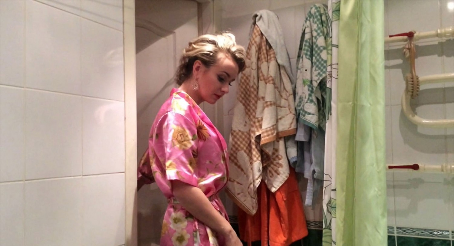 Seductive Woman with Champagne in Bathtub: Amateur Erotic Photo