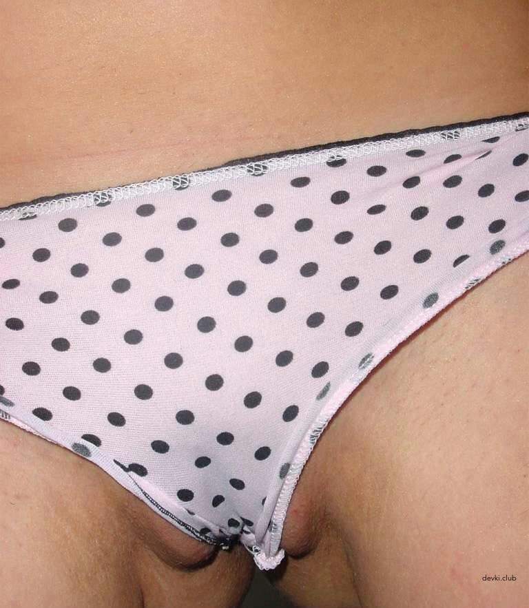 Sexy Brunette Takes Off Panties: Amateur Explicit Photo