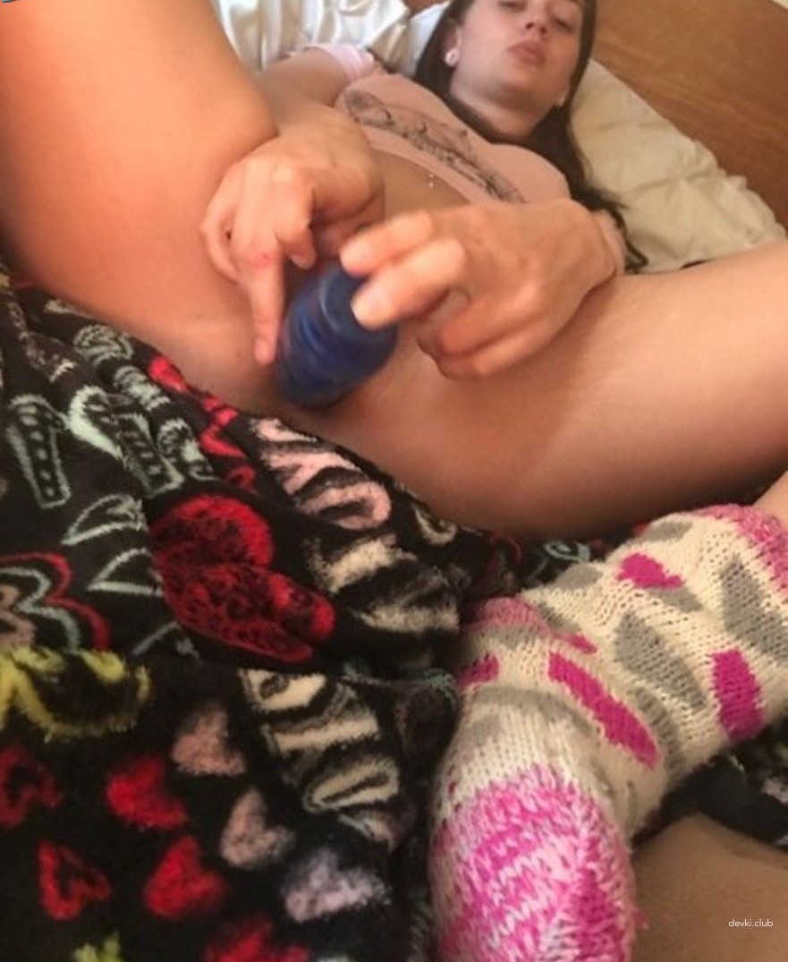 Hot babe masturbating - explicit solo porn action
