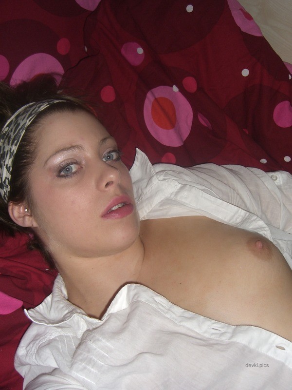 Hot Babe with Naked Pussy: Explicit Amateur Photo