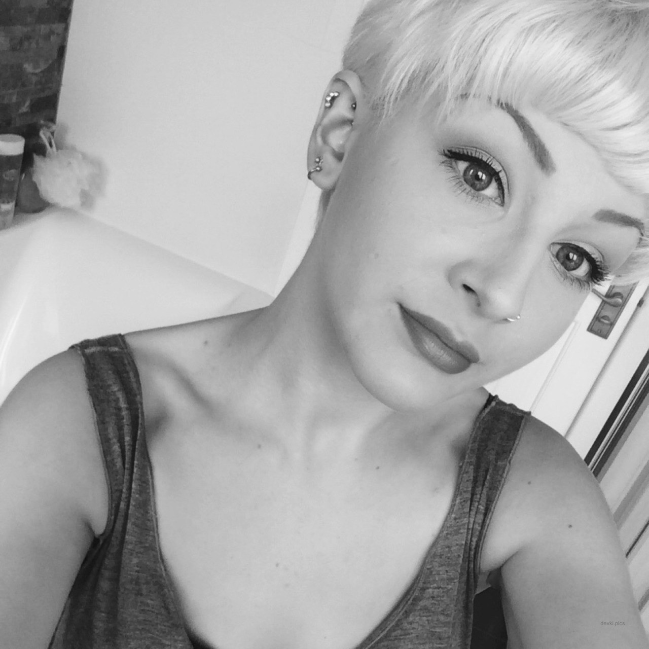 Hot Amateur Girl's Beautiful Tits Exposed in Explicit Photo