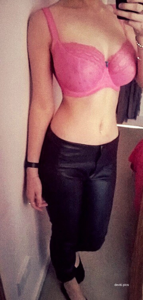 Hot Amateur Girl's Beautiful Tits Exposed in Explicit Photo