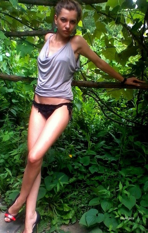 Amateur Babe Flashes Her Tits - Explicit Nude Photo!