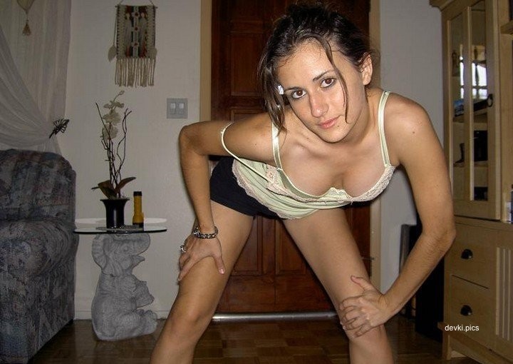 Explicit Amateur Erotic Home Photos of Young Girl - Seductive and Provocative
