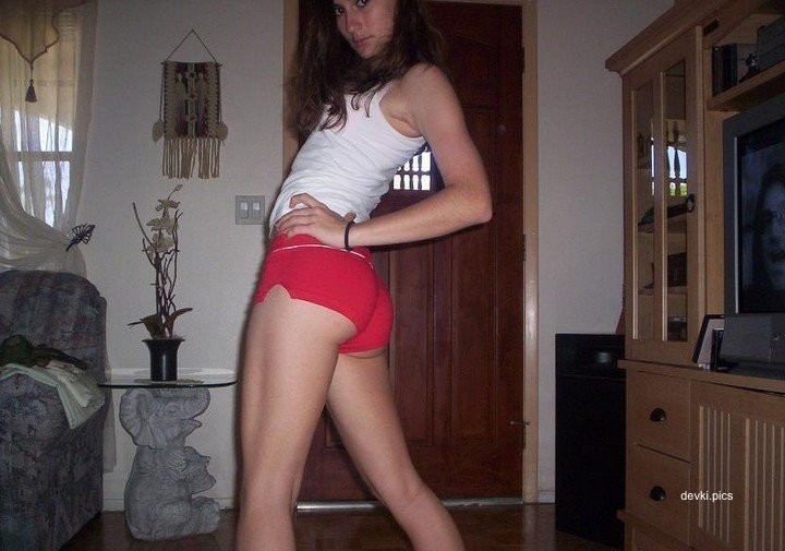 Explicit Amateur Erotic Home Photos of Young Girl - Seductive and Provocative