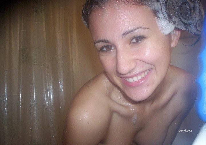 Explicit Amateur Erotic Home Photos of Young Girl - Seductive and Provocative