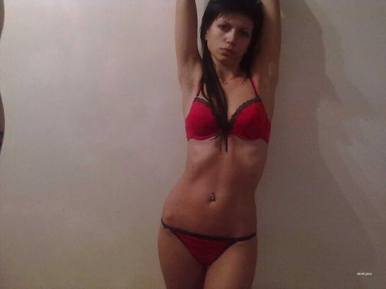 Sexy Girl Poses Nude on Vacation: Amateur Explicit Photo