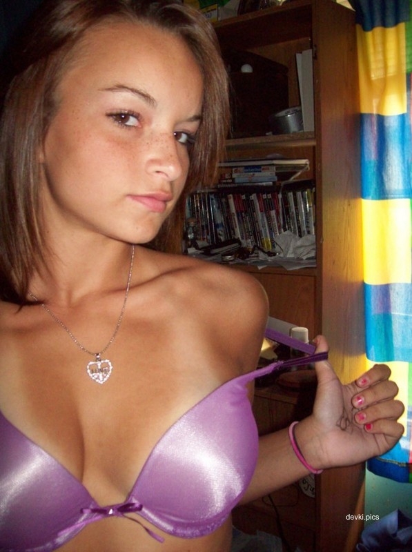 Explicit Naked Selfie for Lover: Amateur Nude Photo Shoot