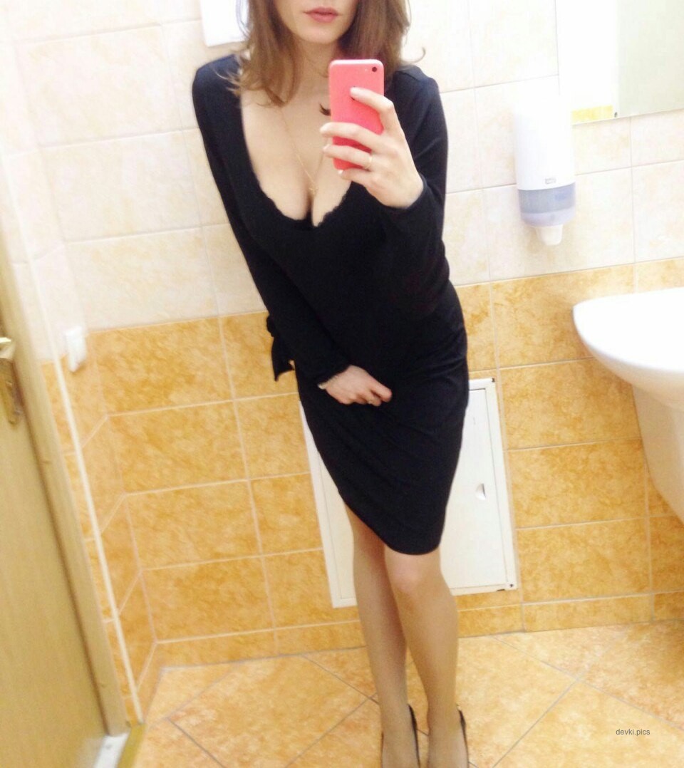 Sexy Woman Flaunts Huge Boobs in Amateur Photo