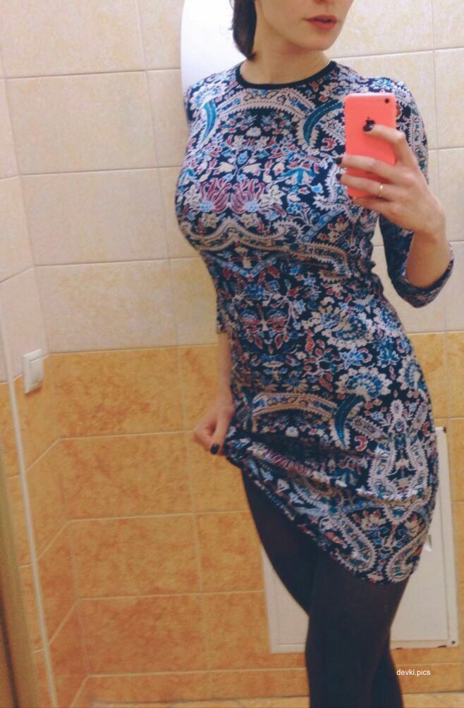 Sexy Woman Flaunts Huge Boobs in Amateur Photo