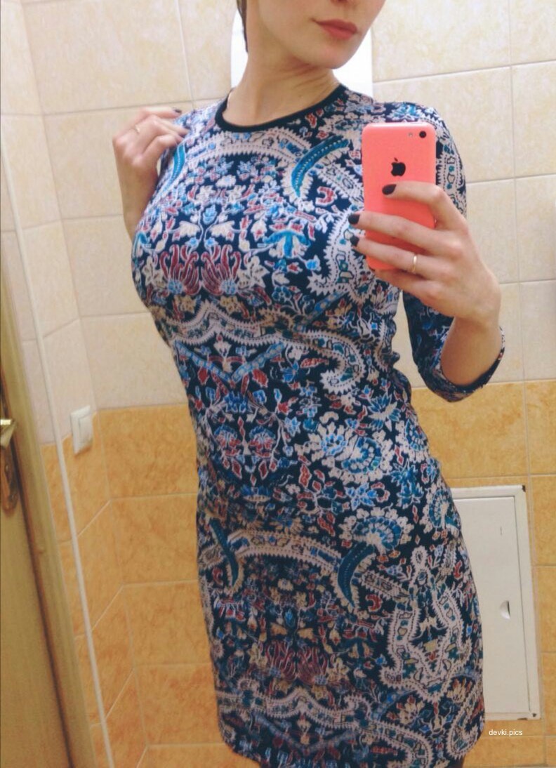 Sexy Woman Flaunts Huge Boobs in Amateur Photo