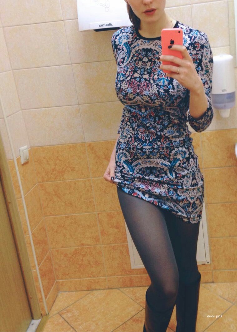 Sexy Woman Flaunts Huge Boobs in Amateur Photo