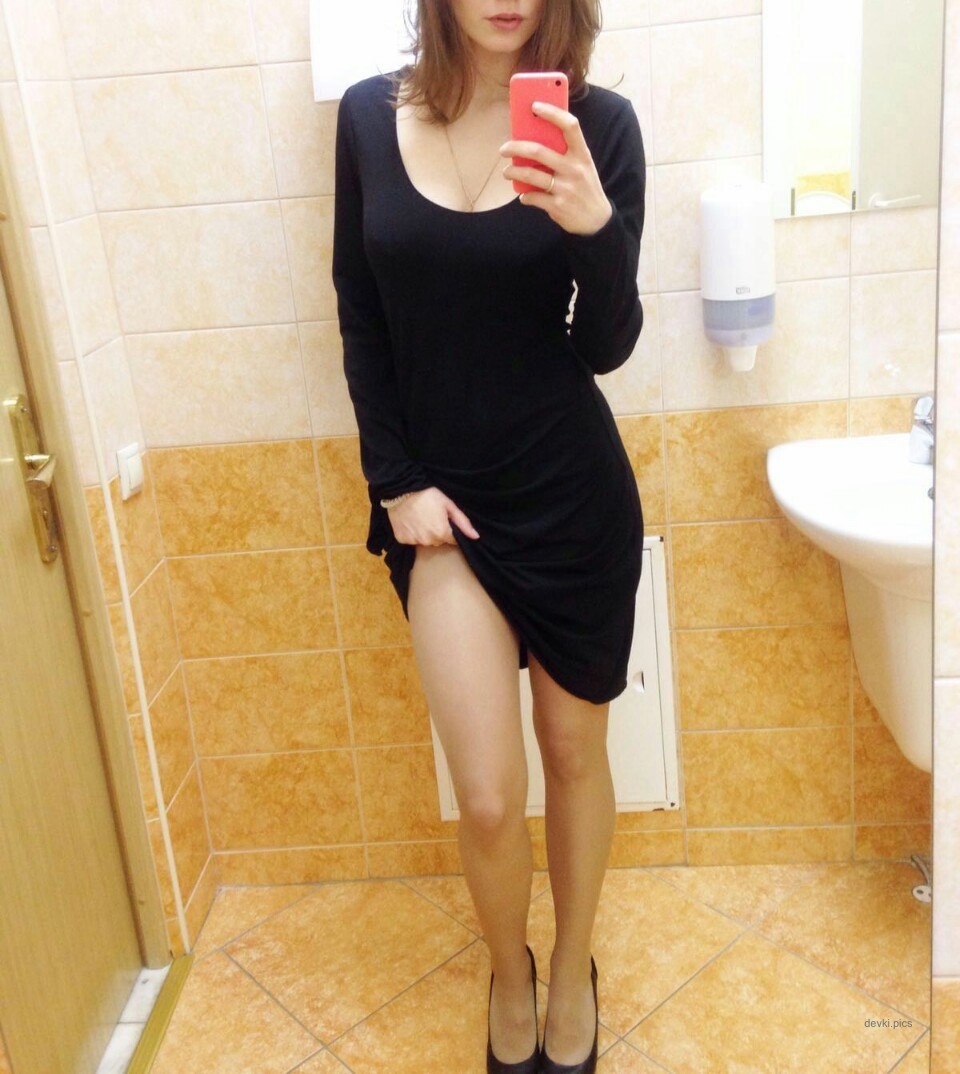 Sexy Woman Flaunts Huge Boobs in Amateur Photo