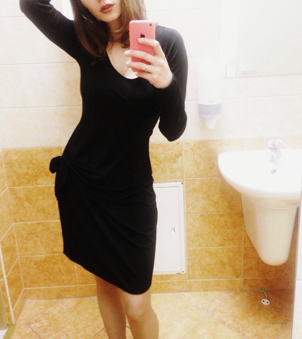 Sexy Woman Flaunts Huge Boobs in Amateur Photo
