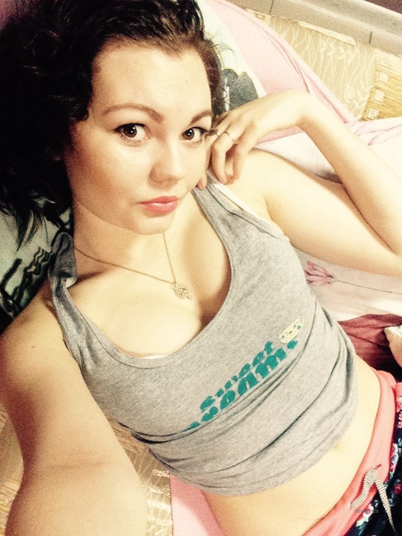 Explicit Selfie: Naked Amateur Photo Shoot for Personal Memory