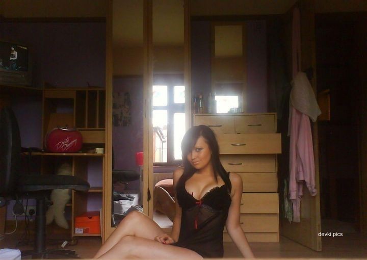Seductive Student Amateur Erotic Photos: Uncensored College Girl Selfies
