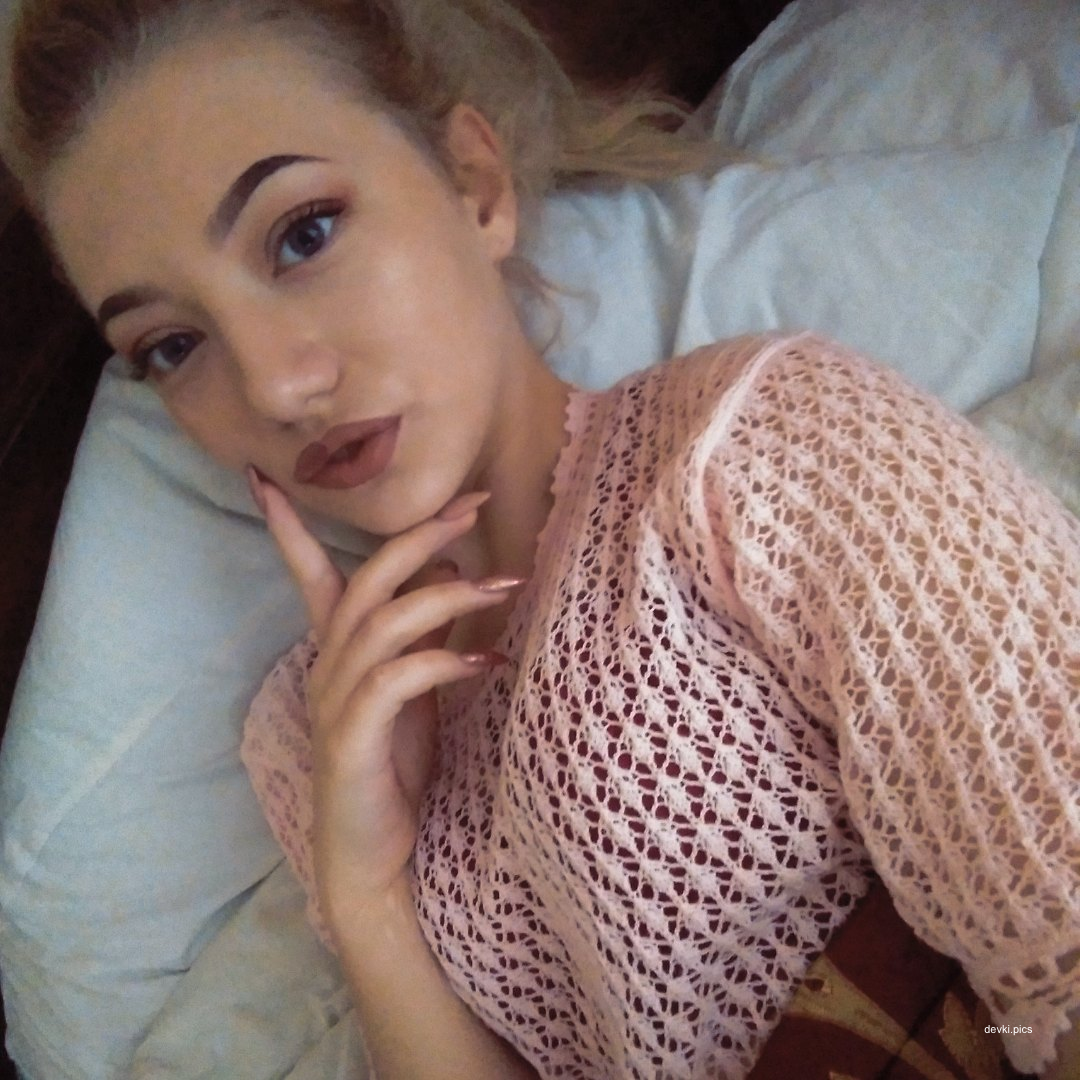 Young with a working booty: Explicit Amateur Photo of a Young Woman's Ass
