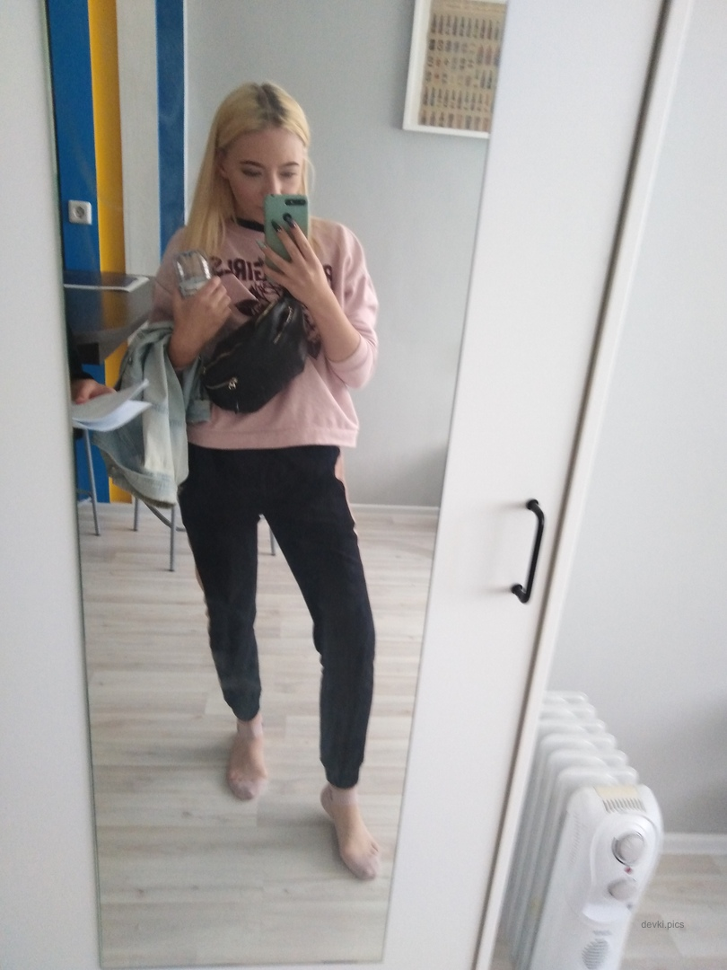 Young with a working booty: Explicit Amateur Photo of a Young Woman's Ass