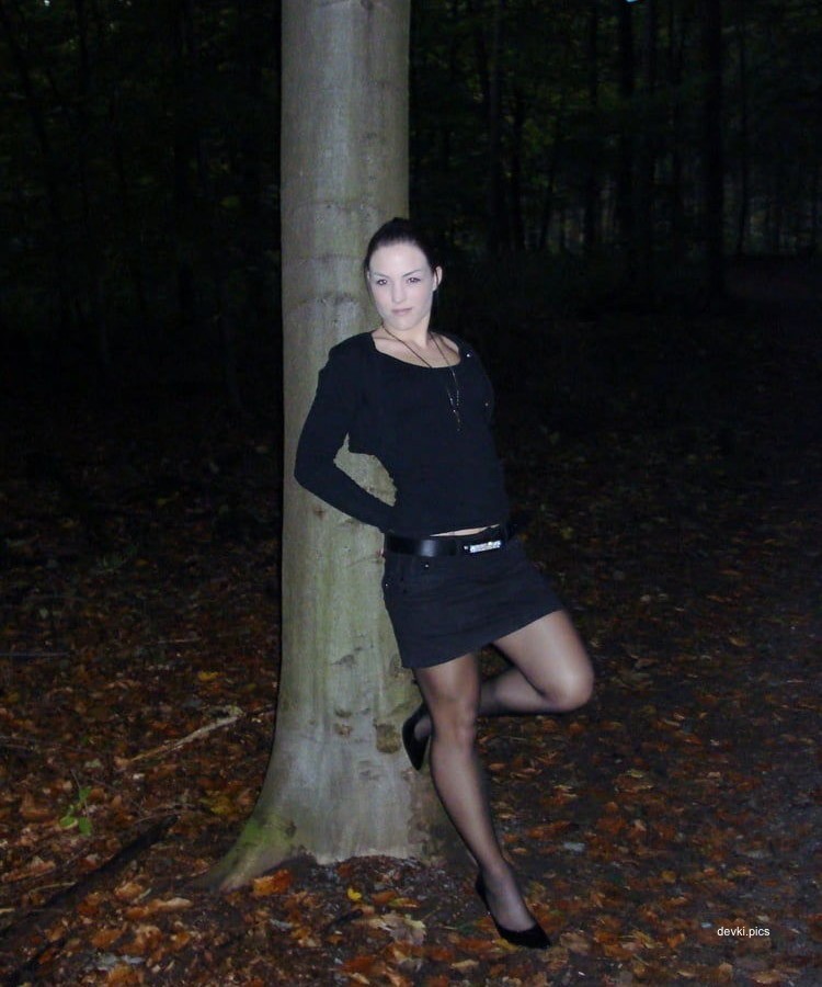 Slim babe masturbates and poses naked - Explicit solo porn