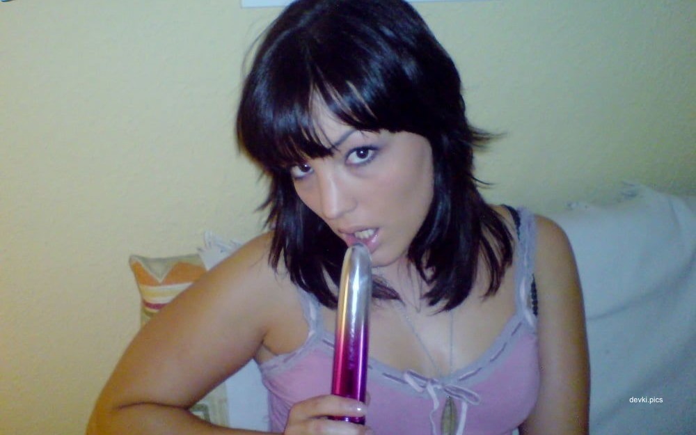 Slim babe masturbates and poses naked - Explicit solo porn