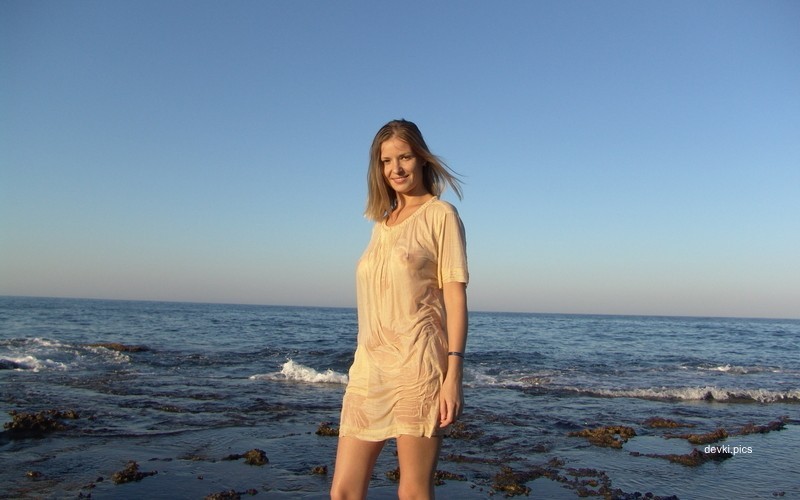 Sexy Wet T-shirt Girl: Amateur Photo with Explicit Wet Boobs