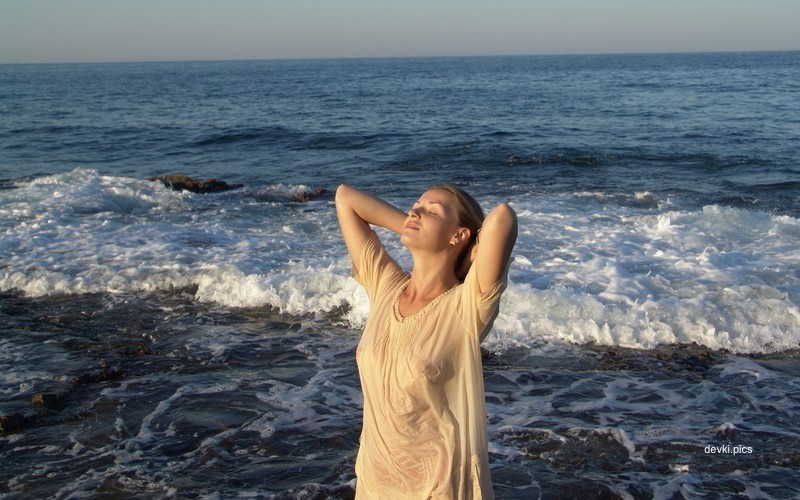 Sexy Wet T-shirt Girl: Amateur Photo with Explicit Wet Boobs