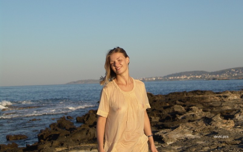 Sexy Wet T-shirt Girl: Amateur Photo with Explicit Wet Boobs