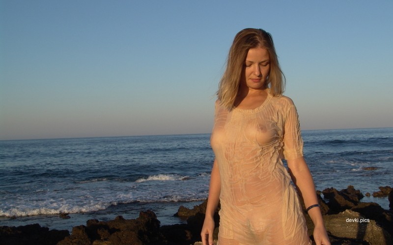 Sexy Wet T-shirt Girl: Amateur Photo with Explicit Wet Boobs