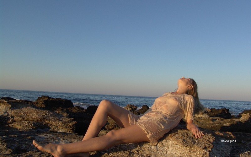 Sexy Wet T-shirt Girl: Amateur Photo with Explicit Wet Boobs
