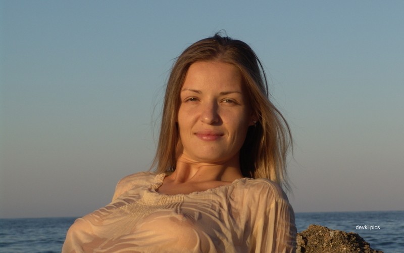 Sexy Wet T-shirt Girl: Amateur Photo with Explicit Wet Boobs
