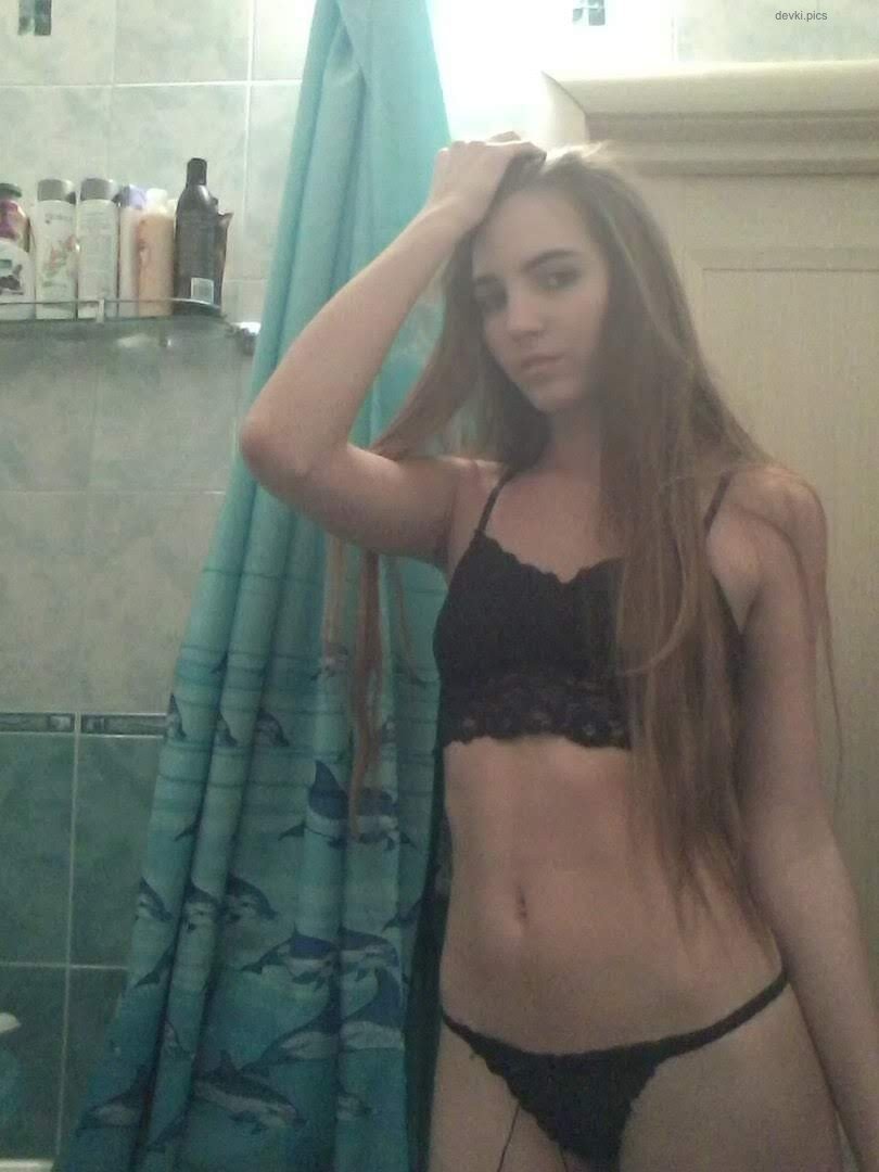 Sexy Amateur Babe in Bathtub - Explicit Bathroom Beauty Photo