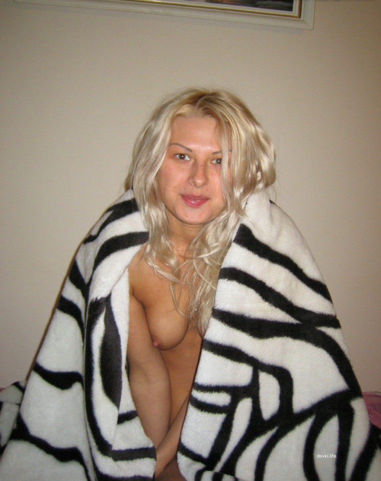 Amateur Russian Blonde's Explicit Home Photos: Uncensored Hot Pics!