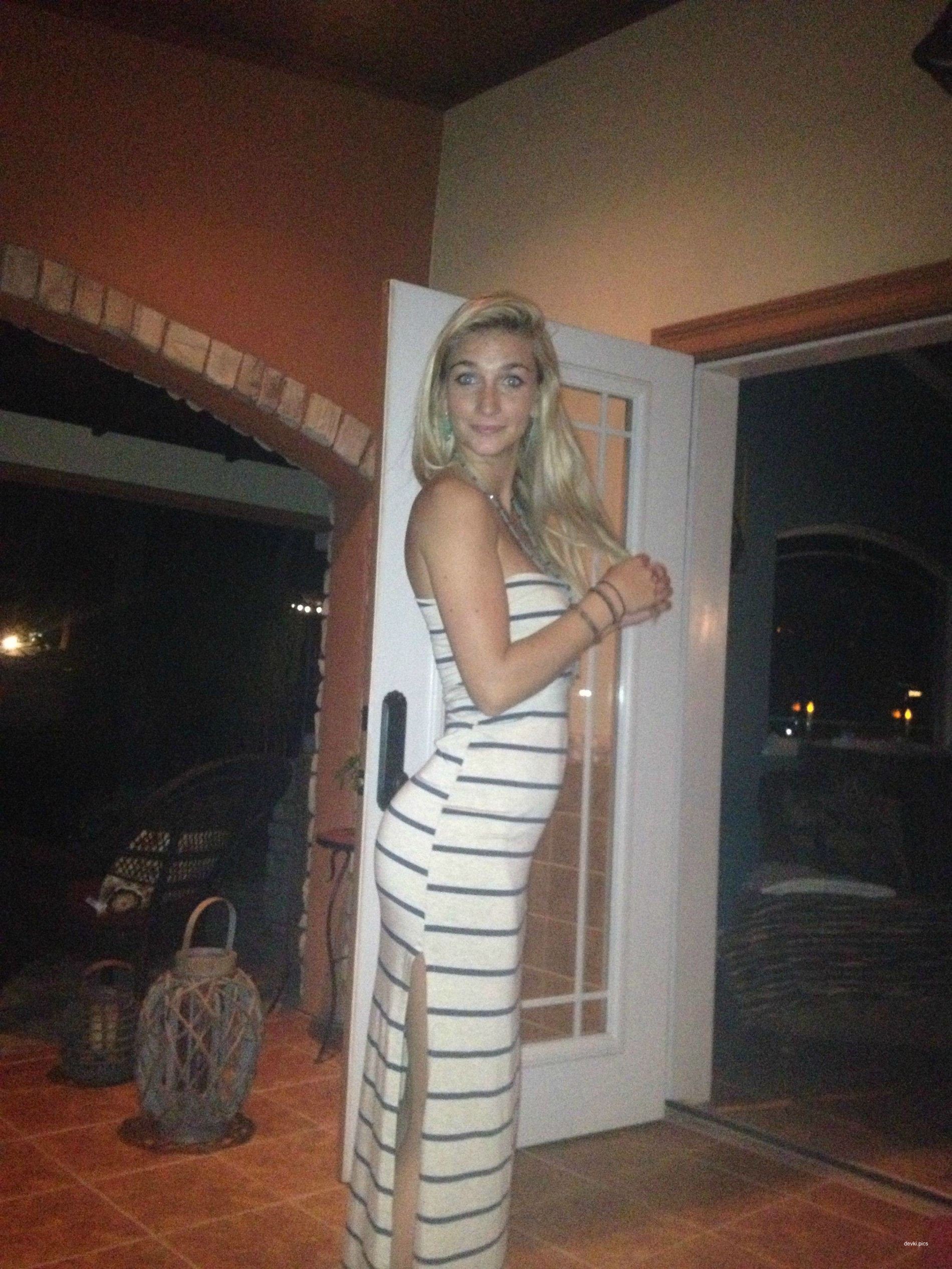 Sultry Blonde Amateur Vacation Photo: Seductive Beauty on Display!