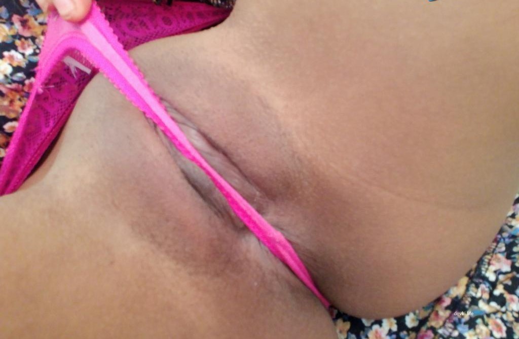 Amateur Babe in Sundress Shows Pussy: Explicit Homemade Photo