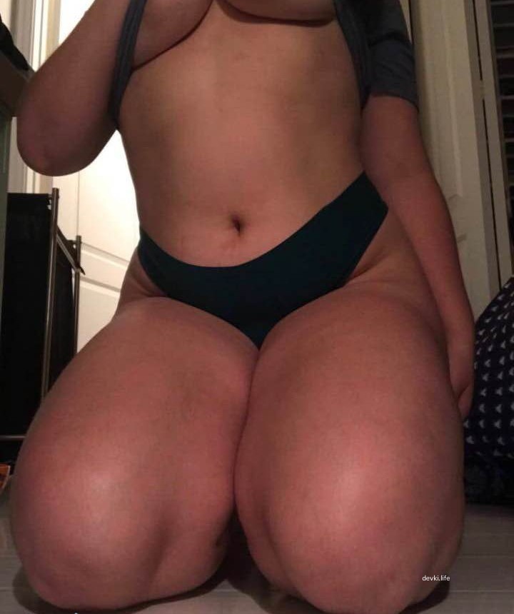 Young and Sexy Chubby Girl Shows Pussy: Amateur XXX Photo
