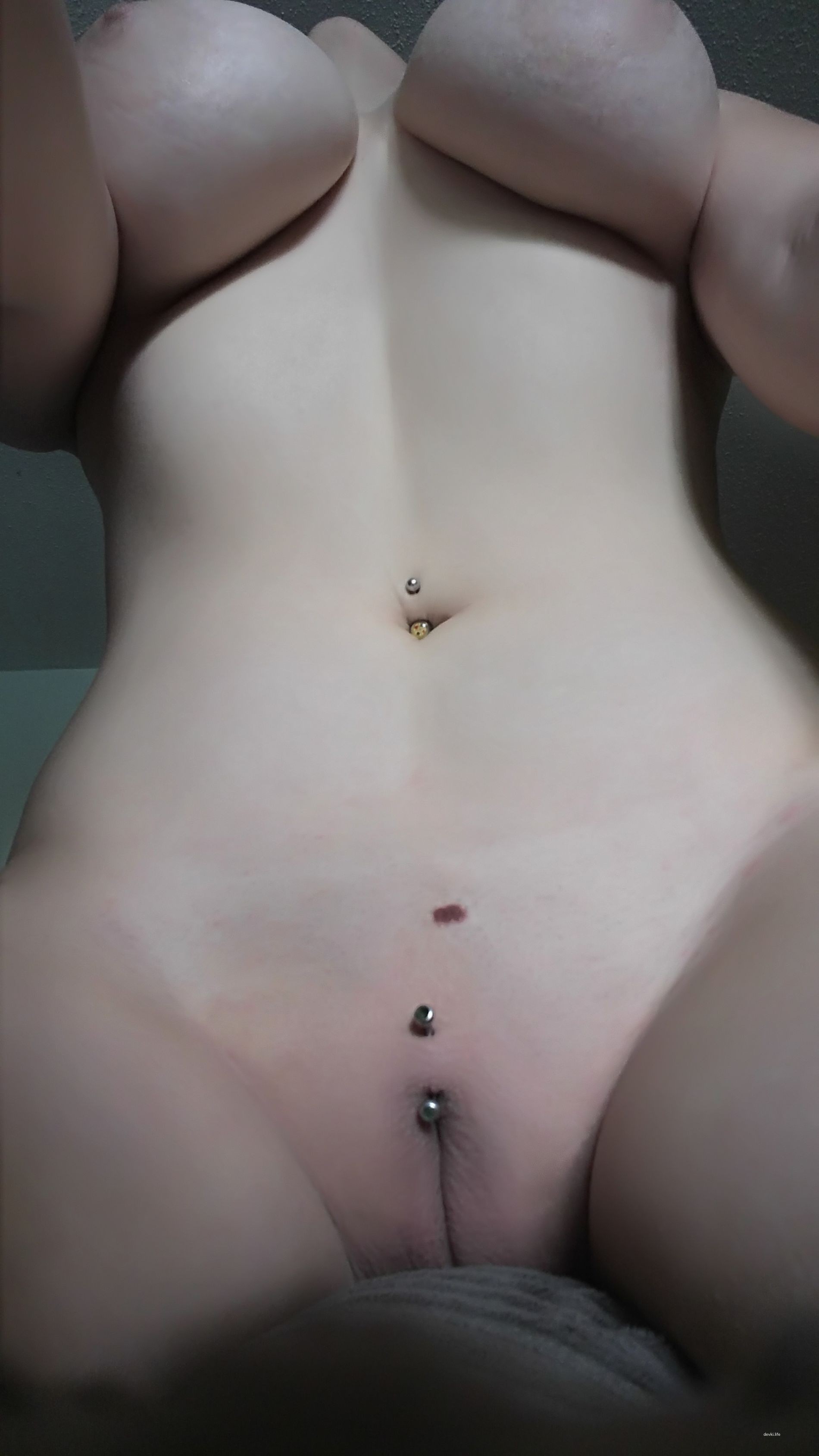 Naked amateur poses and shows off pussy - Explicit amateur photo shoot