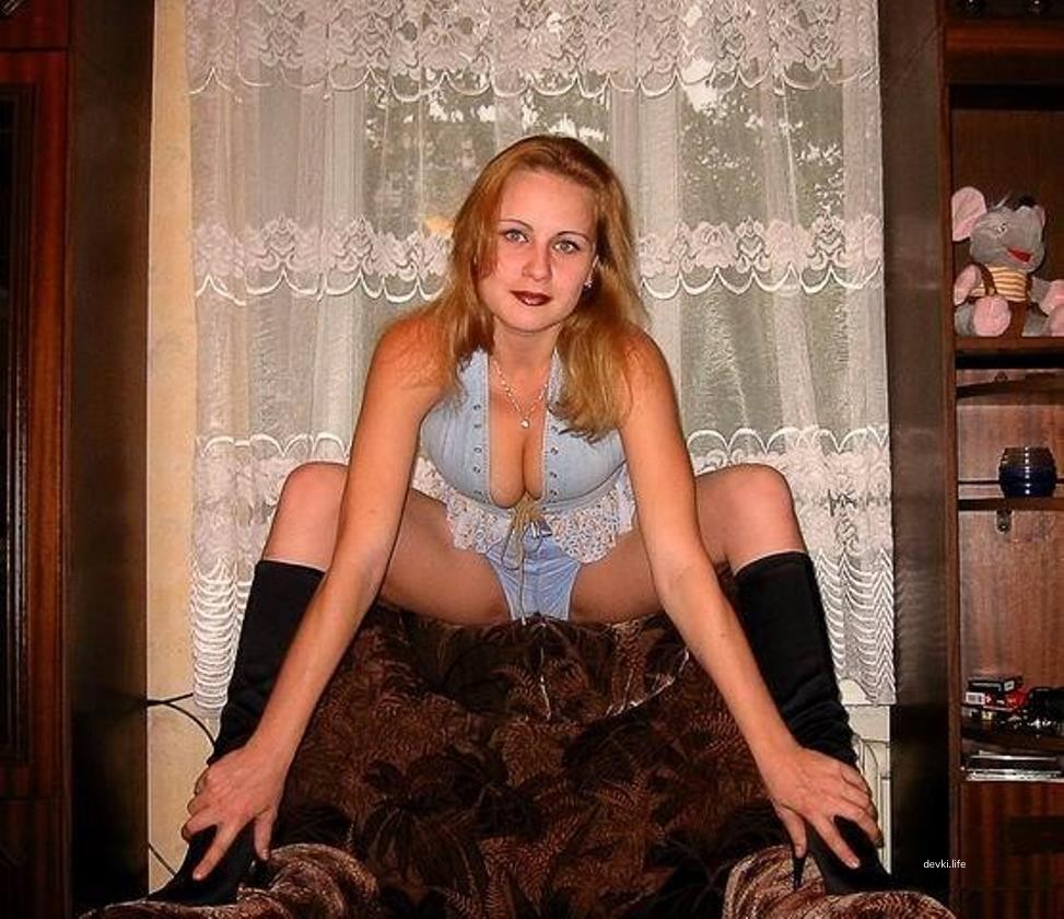 Sexy Lady Poses in Retro Photo - Amateur Explicit Nude Model