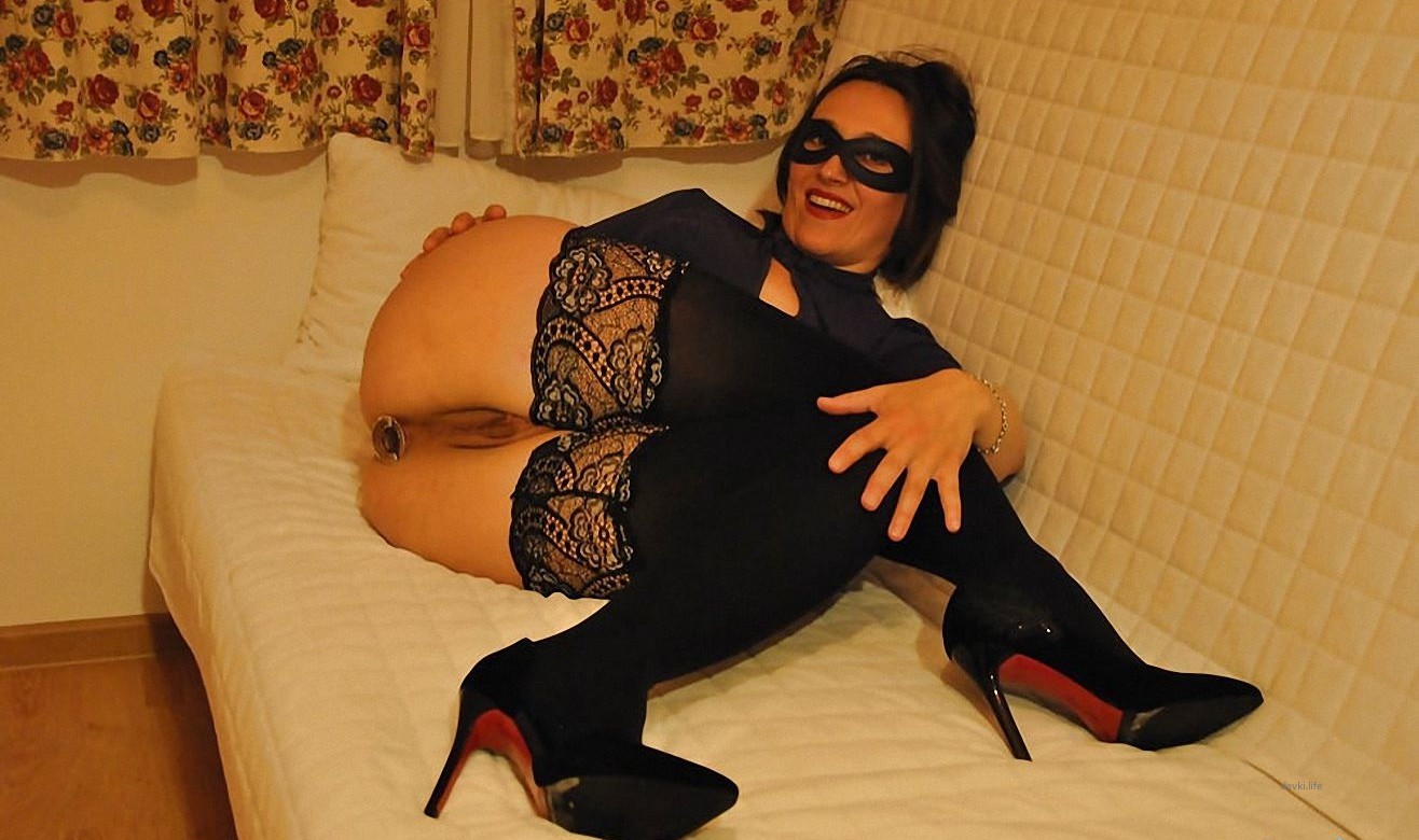 Mature Brunette with Butt Plug: Explicit Amateur Photo