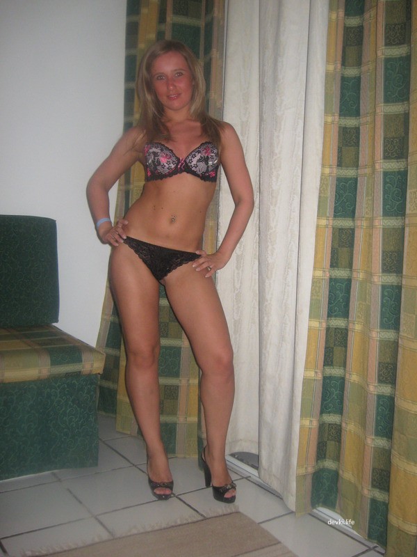 Naked posing on vacation - Explicit amateur nude photo shoot