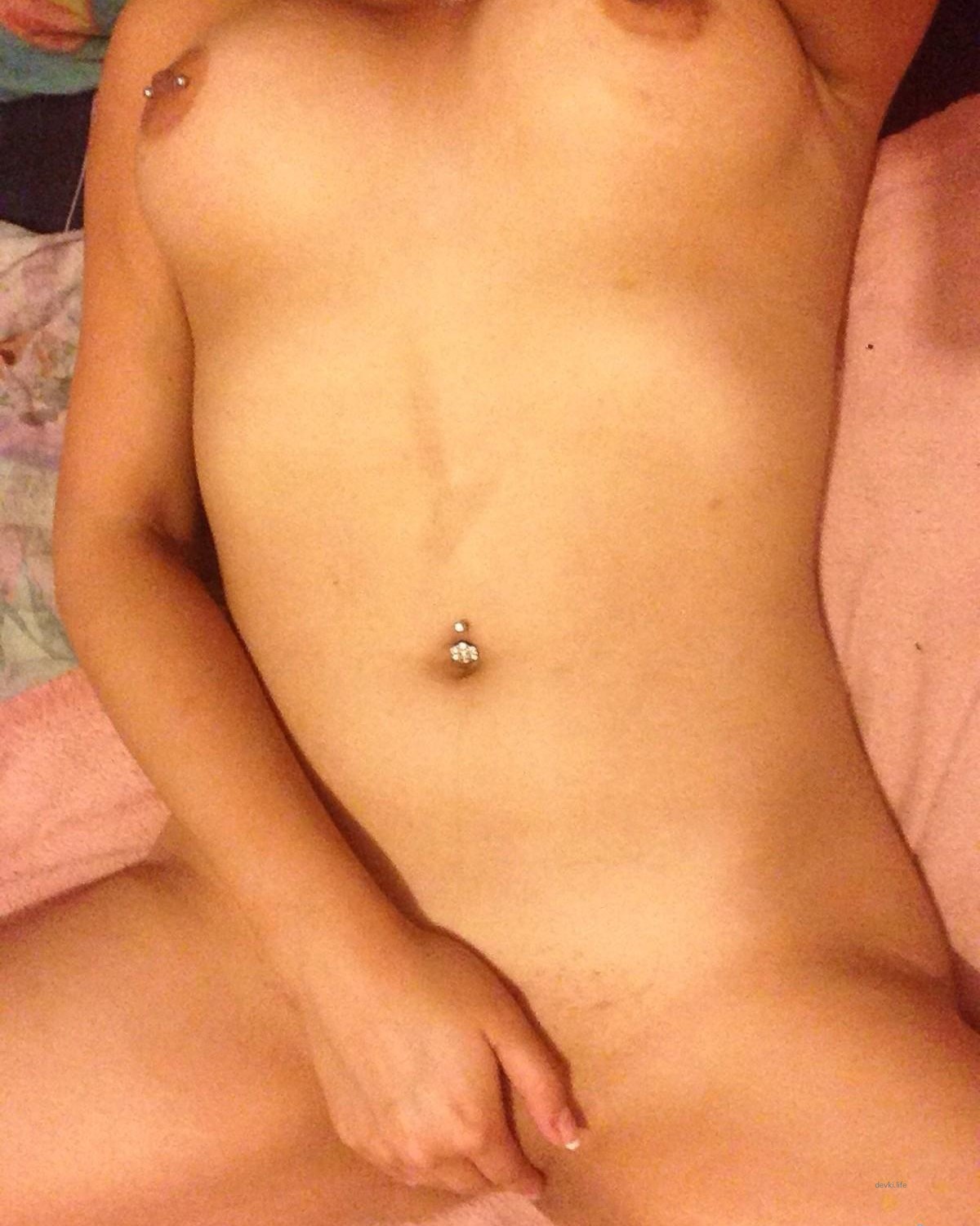 Naked Asian Amateur Selfie: Explicit Nude Photo of Asian Woman