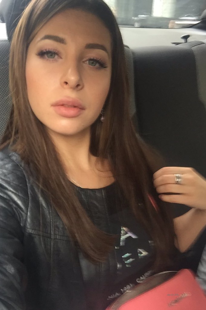Sexy Selfie of Beauty with Spread Legs: Explicit Amateur Photo