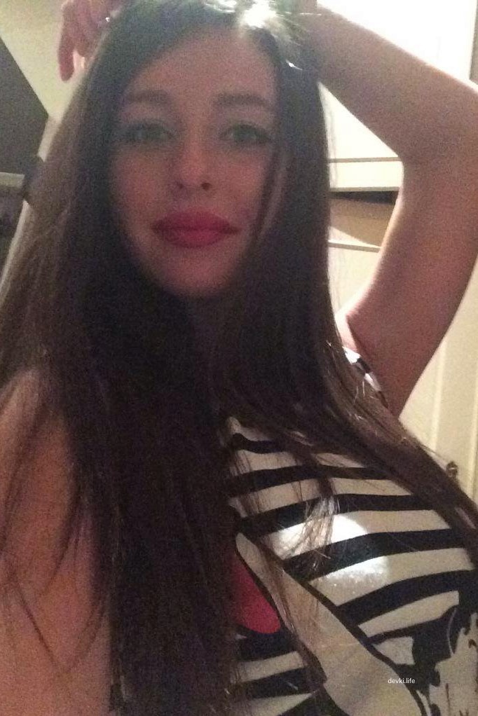 Sexy Selfie of Beauty with Spread Legs: Explicit Amateur Photo