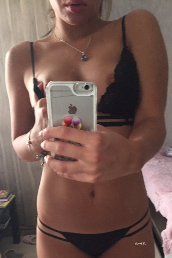Sexy Selfie of Beauty with Spread Legs: Explicit Amateur Photo