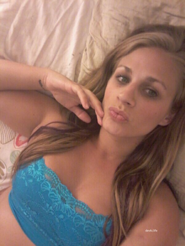 Hot Pregnant Lady's Naughty Selfie - Amateur Photo of Cute Expecting Woman