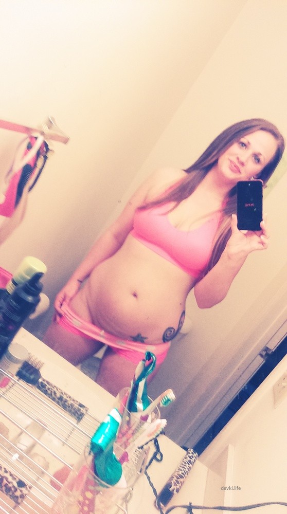 Hot Pregnant Lady's Naughty Selfie - Amateur Photo of Cute Expecting Woman