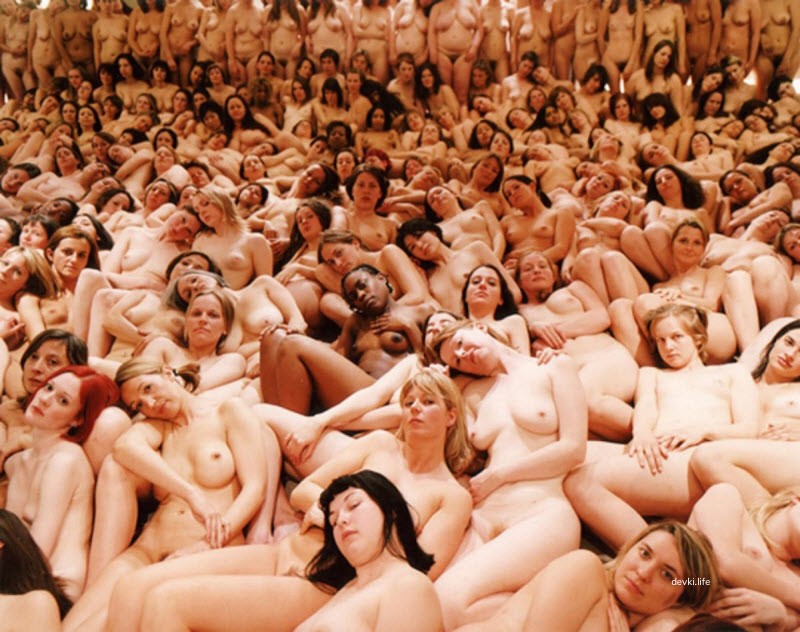 Explicit Amateur Erotica: Sexy Girls in Provocative Photos