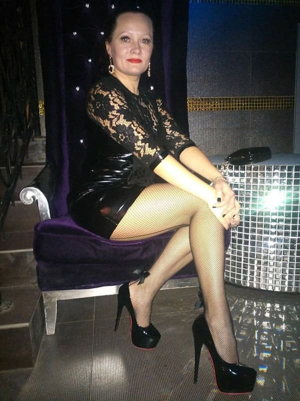 Sexy Babes Positively Posing in Clothes: Explicit Amateur Photos