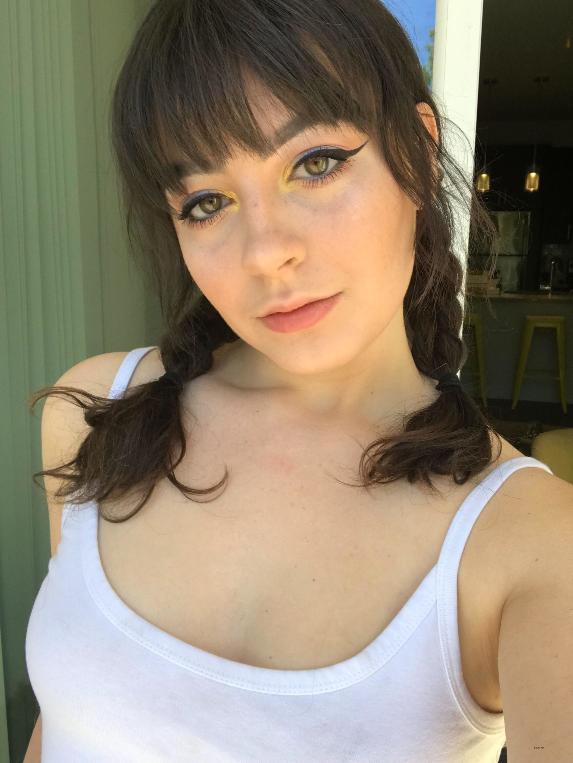 Brunette Girl Takes Explicit Photos of Her Ass - Amateur Porn Shoot