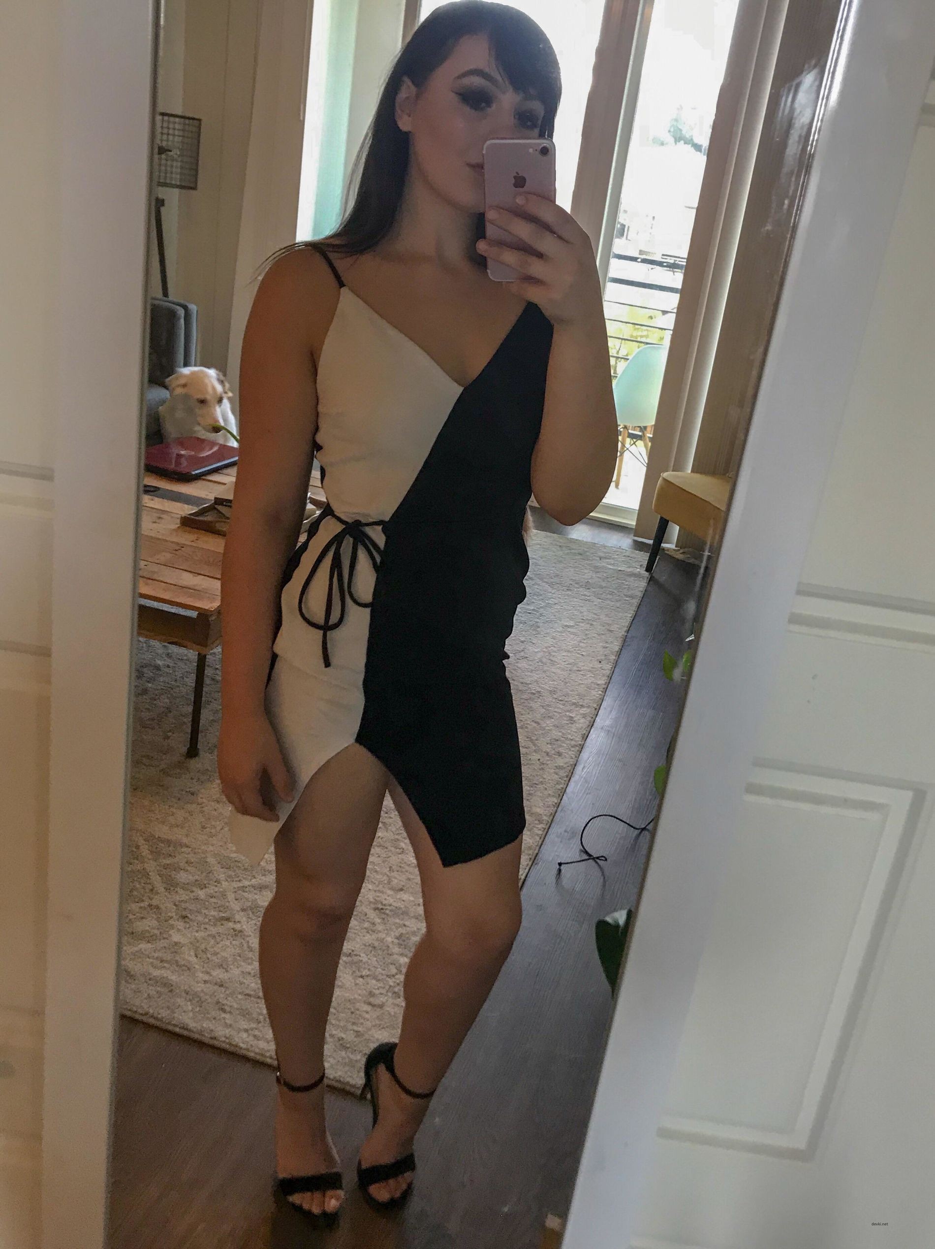 Explicit Nude Girl with iPhone: Amateur Photo Collection